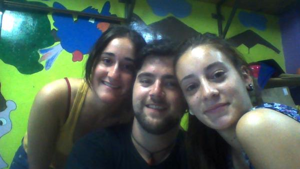 jesus_carreras's tweet photo. esperando la cenita con @belenguiller  y @Miryam_Pinilla http://t.co/jjcEVf0VTf