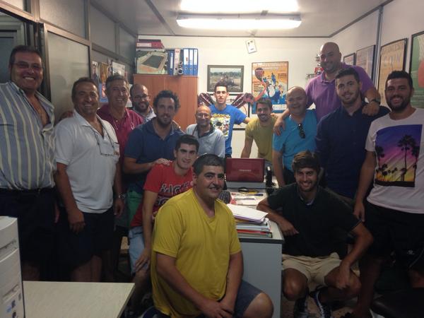 CBaloncestoCoin's tweet photo. Reunion para repartir tareas para la ilusionante temporada que entra! #coineba Baloncesto de calidad en Coin. http://t.co/pejO08Q5ms