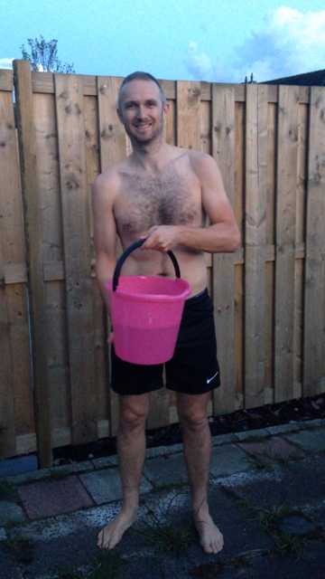 marcusweerts's tweet photo. Ik ga de uitdaging aan. Maar voltooi ik hem ook?https://t.co/9BR4OAOK2s #ALS #Icebucketchallenge http://t.co/Dgi3qERKQU