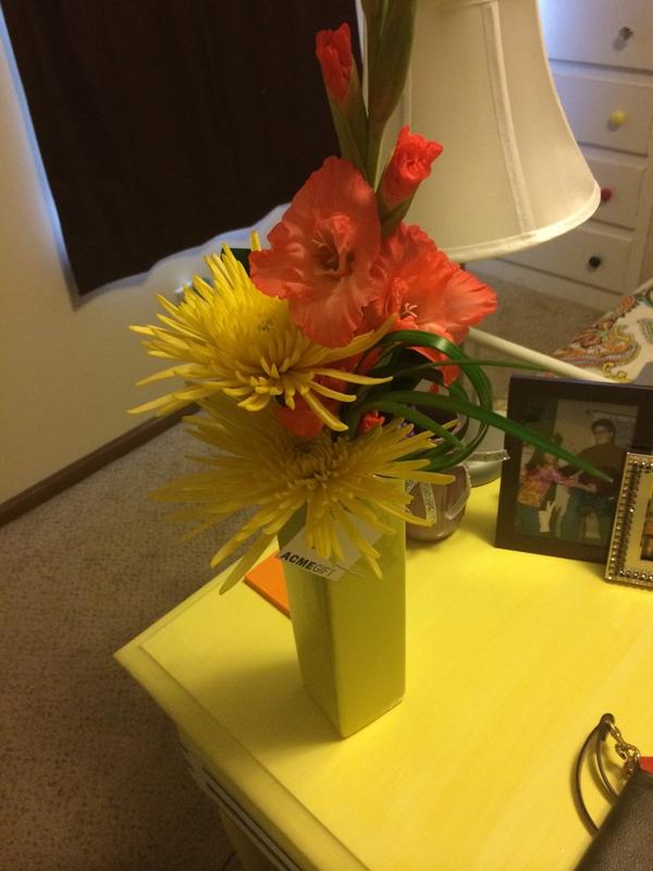 eva1492's tweet photo. Flowers to start off the school year! @AnaNolia http://t.co/Fib9oggh3r