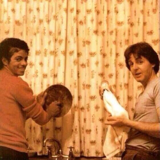FotosMemorables's tweet image. Michael Jackson y Paul McCartney lavando los platos, 1983.