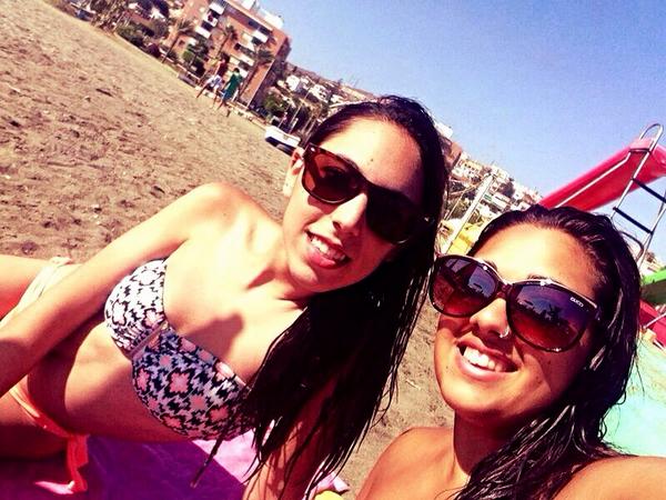 RoCiO_C's tweet photo. Dia de playa con la fea de @valencia_maite y #LaFamily! En la foto se nota quien es la guapa de las dos(YO)😘❤️ http://t.co/uPjh2WQVmR