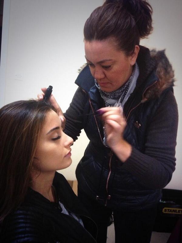 danisman__dila's tweet photo. Simlosum😉😘 #sanabirsırverecegim #set 🎬 http://t.co/5xqS4xXwcL