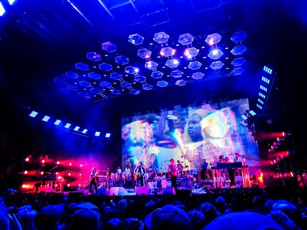 calexleblanc's tweet photo. #ArcadeFire lifting spirits @TheGorge. #reflektortour @arcadefire http://t.co/T3R5eRjas3