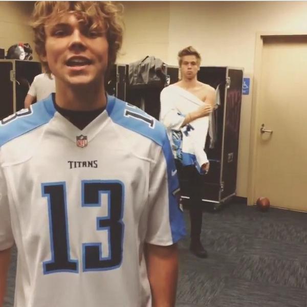 gigi_morada's tweet image. Why do I feel like they know nothing about football #vote5sos