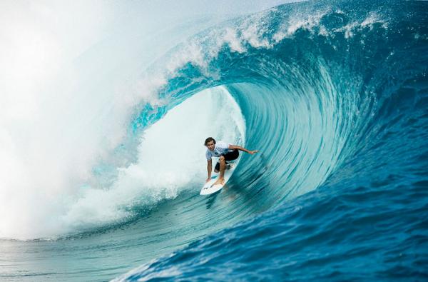 julian_wilson's tweet photo. Teahupo'o is doing her thing! Watch live here: http://t.co/qe2EYni5Ye http://t.co/9fn7I5itp5