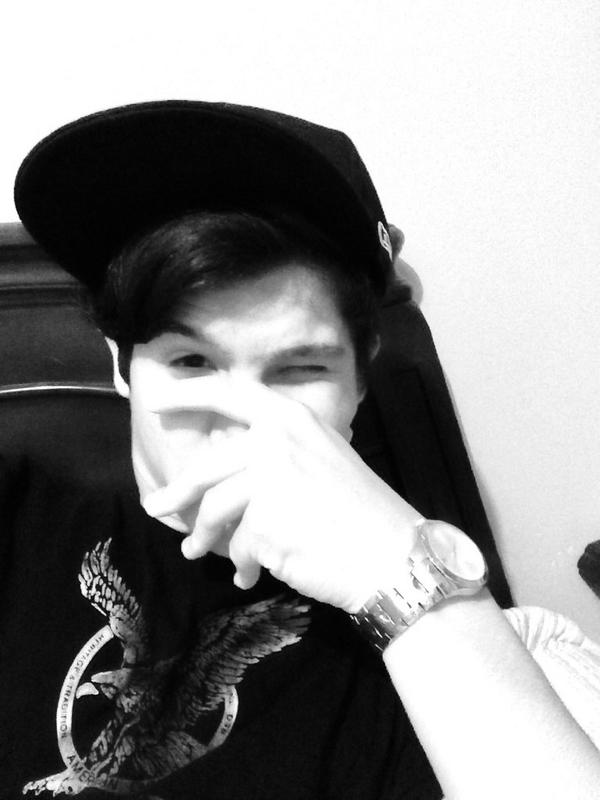 john_victor97's tweet photo. ✌️👊 http://t.co/sOoTiIiFKO