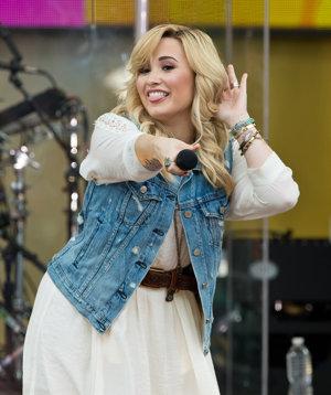 143UnbrokenDemi's tweet photo. “@HelenGeni: #LovaticAttack #votedemilovato http://t.co/8JxLqm1dYo”