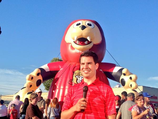 kihler1's tweet photo. @mattskubeCTV is live from Cornwall at the HometownTour for @ctvottawa under the gaze of @REAL_Spartacat! http://t.co/JLx5JR9lZE