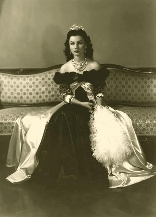 HistoryInPics's tweet photo. Fawzia Fuad of Egypt, Egyptian princess who became Queen of Iran http://t.co/xHAgPdWZbd