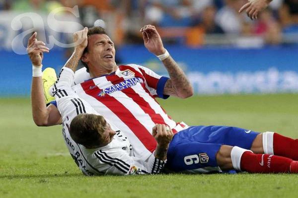 Mundo14Futbol's tweet photo. POLÉMICA: El Madrid reclamó penalti por manos de Suárez mientras que el Atletismo pidió roja por agresión de Ramos. http://t.co/AnQWCFu3qj