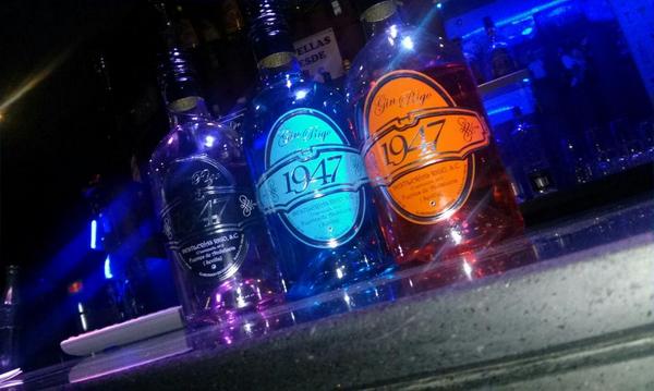 SalaBso's tweet photo. Ven a probar nuestra Ginebra 1947 hecha en Fuentes de Andalucia. Mora, Mandarina y Fresa a 4€ la copa. http://t.co/Bk6mrEIakz