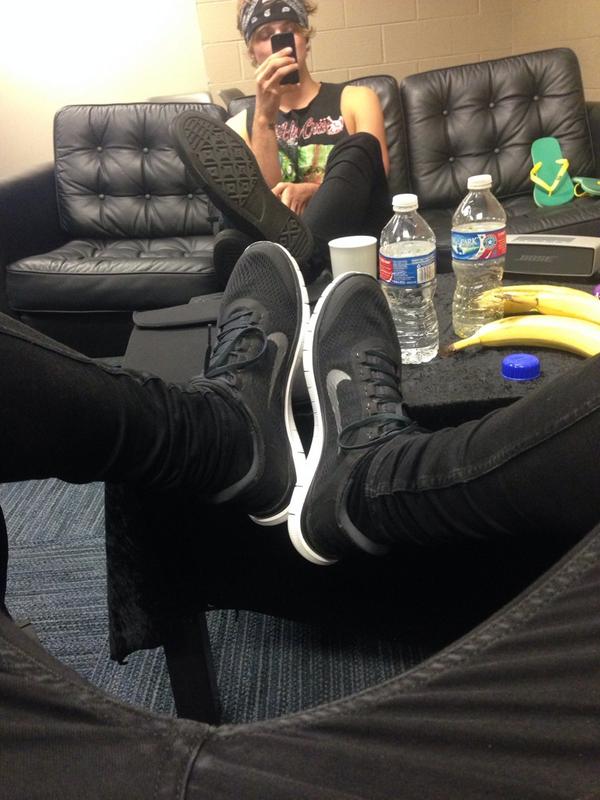 Calum5SOS's tweet photo. Forgot my shoes at the hotel so I'm wearing sneakers on stage today http://t.co/TadCd2Xql9