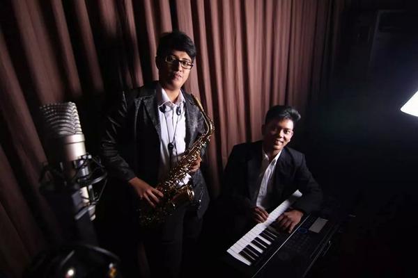 ianpluto's tweet image. My brader ioqo alhamra fikri &amp;amp; my sax