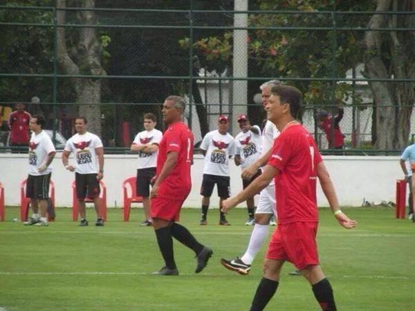 bebeto7's tweet photo. #Junior60 Revi amigos queridos e vesti de novo as cores do manto sagrado. http://t.co/ozuswOft9u http://t.co/PZ9cOOh3MZ