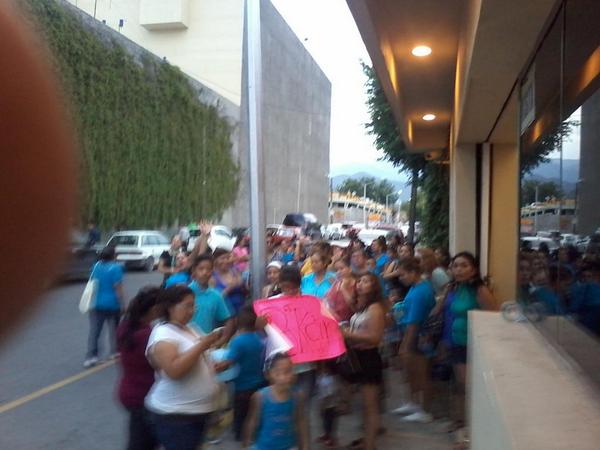 jcdriveregio's tweet photo. Toda la porra de pokar afuera!!!! @miguelgalindo13 @TeleritmoTv @elprodu @GrupoPokarOficial http://t.co/2SOjYme8dT