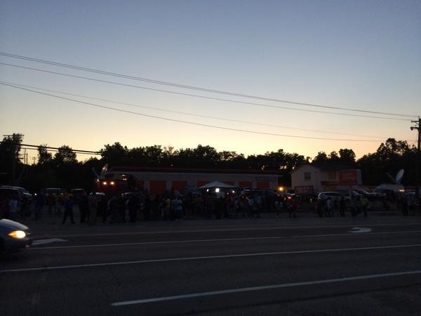 AntonioFrench's tweet photo. Sun going down in #Ferguson. Pray for #PeaceInFerguson and all of St. Louis. http://t.co/95k0LX9KOc