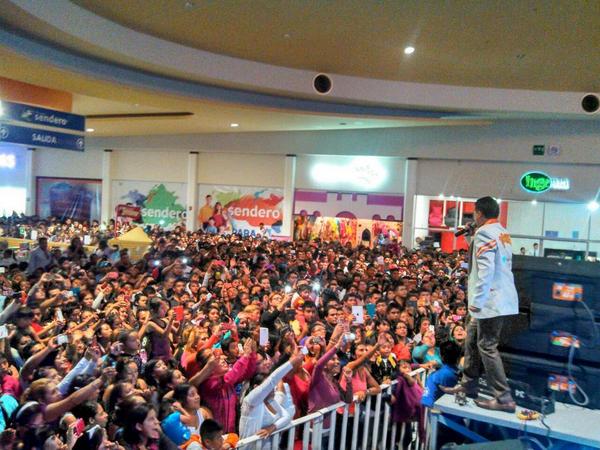 omarortizmusic's tweet photo. #chulada_d_gente acá en #CHALCO_EDOMEX y ahora #aaaamonos a descansar al hotel... #les_queremos los @PequenosMusical http://t.co/ZyhF1KQPaU