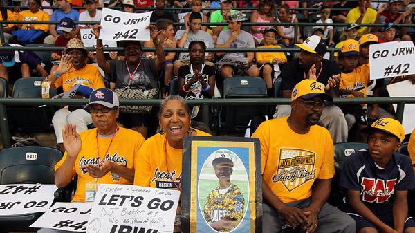 chicagotribune's tweet photo. That's it folks! A strong all-around performance gives #JackieRobinsonWest a 6-1 victory and a trip to the next round http://t.co/OObA0QTXve
