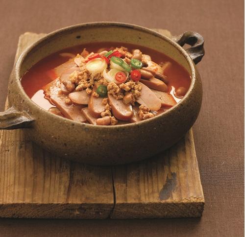TheTasteofKorea's tweet photo. Budae jjigae (Spicy Sausage Stew)
Read more → http://t.co/3KkOuDmGG2
#korea #Koreanfood #Budae jjigae http://t.co/qoIjFwFff0
