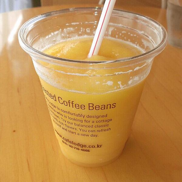 新宿歌舞伎町でフローズンマンゴーでまったり(〃∇〃)