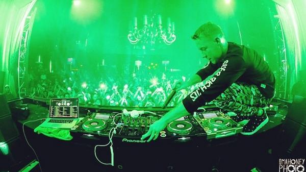 skrt_lat's tweet photo. Diplo #RandomWhiteDudeBeEverywhere π http://t.co/DRGCA7OV4W