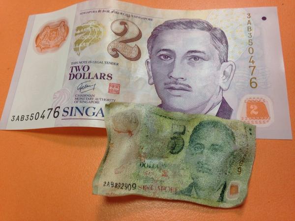 JELYNCHIA's tweet photo. so my mum dropped the $5 note into hot oil http://t.co/P0YMet5Yu3