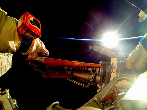 #ВКД39 выход в космос заход солнца #МКС ещё см. блог (#EVA39 #Sunset #Spacewalk #ISS HQ blog) artemjew.ru/2014/08/20/eva…