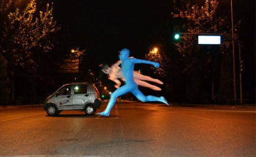 Observateurs's tweet photo. Le coureur nu des rues de Pékin remet ça ... avec sa poupée gonflable ! #obs #libinyuan http://t.co/p15qObw027 http://t.co/x8DcNhCo0L