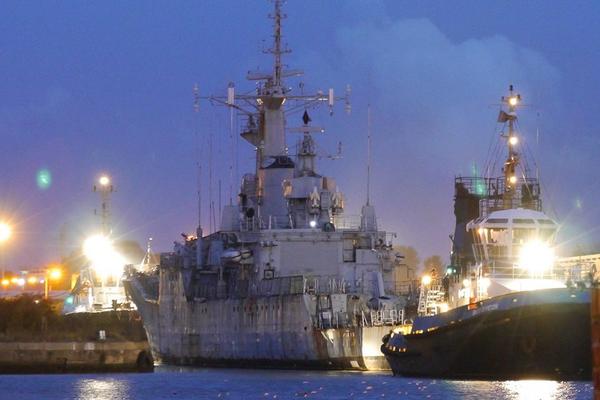 dolasapp's tweet photo. @Nigel_Farage THEY STOLE HMS PLYMOUTH EARLY THIS MORNING http://t.co/PitCqmWobn