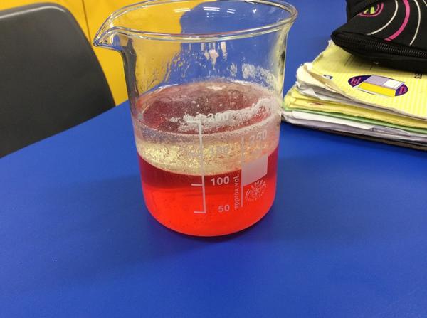 EmiharrH's tweet photo. #HCCscience #lavalamp
When we put the oil in it started coming back up to the top avoiding the water. http://t.co/cPLiDHwxaP