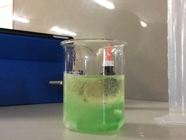 mckayjack1's tweet photo. #hccscience the vegetable oil floated at the stop slowing the food colourings progress until we dropped the tablet http://t.co/xUi8lIhKdU