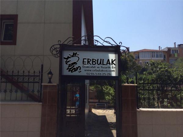 ERBULAK OYUNCULUK ve YAZARLIK EVİ'nin tabelasi yerini buldu. Eylülde hazırız:)))