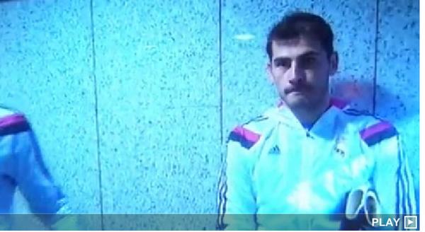 marca's tweet image. Arbeloa pasó de largo ante Casillas ▶ ow.ly/AwarR