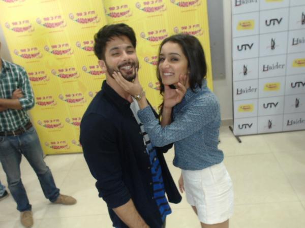 ItsMEJO_'s tweet image. Haha! Super Cute!😘❤"@MirchiSelfie: @shahidkapoor @shraddhakapoor at @mirchi983fm studio #skullattack at radiomirchi http://t.co/Ubh9Gk3Xgp"