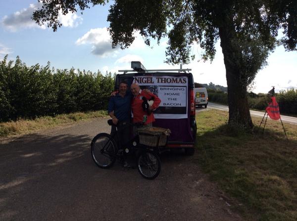 LEJ0G's tweet photo. A surprise greeting from Nigel's family #BRINGING HOME THE BACON @hireaherouk @GravsTrust @WalkonWales @TeamArmyUK http://t.co/Hp3WCYlJJC
