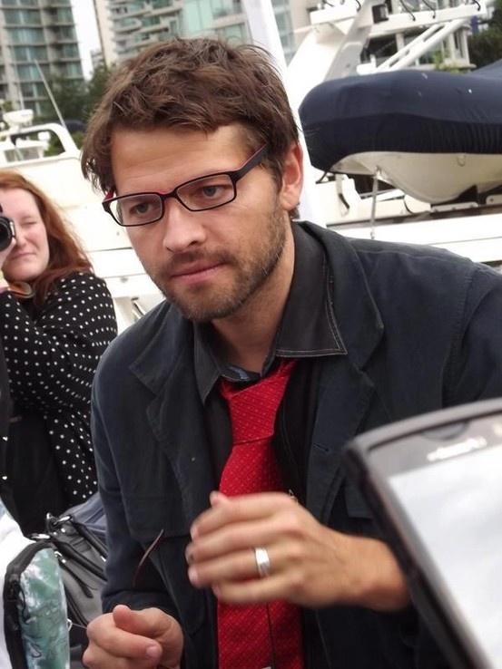 Happy Birthday to Misha Collins who today turns 40! Here he is wearing some rectangular frames 