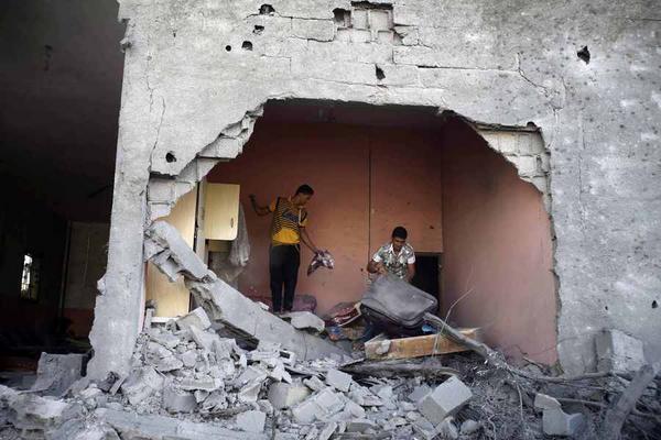 فلسطينيون يجمعون ما تبقى من بيتهم الذي قصف اليوم بغارات إسرائيلية على مدينة #رفح جنوب #غزة 
رويترز