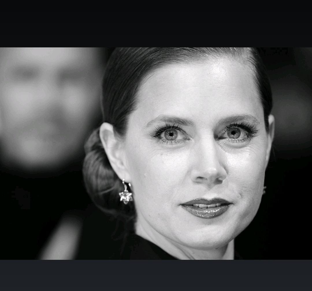 Happy birthday to Amy Adams. Love your eyes, your acting and that kiss with Jennifer Lawrence 