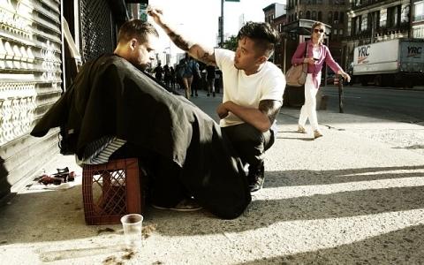 antena3com's tweet photo. Un peluquero dedica los domingos a cortarles el pelo gratis a los vagabundos de Nueva York http://t.co/BAp2TmvFIl http://t.co/NL8d6qjm9V