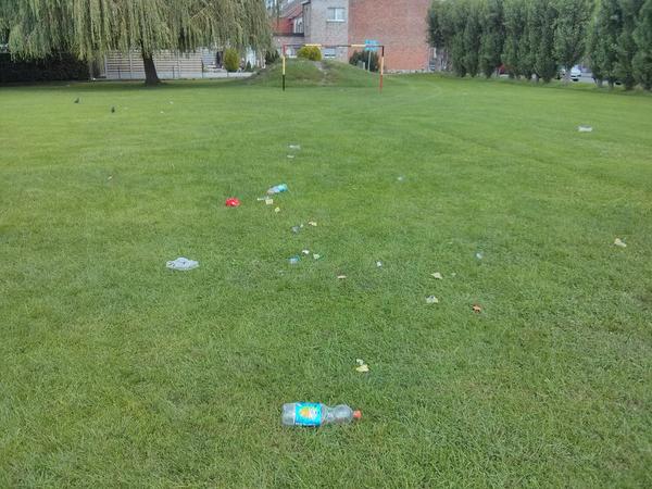 chiroschelle's tweet photo. Spelen op het chiroplein = top. Afval op het Chiro plein = nt top. Gelieve alles op te ruimen. #neetegensluikstorten http://t.co/hJgMGsrBkv