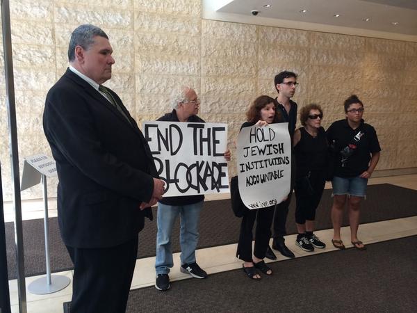 jvplive's tweet photo. Reading petition to NY Jewish Federation @jvpliveNYC #Jews4gaza http://t.co/Jn6grIWIcz