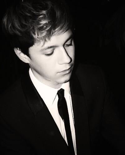 night_1d's tweet photo. 一緒に遊園地に行ったよね。

映画にも、ショッピングにも行った。

「また行こうね」

って言ったのは君の方なのに、

なんで、なんで、

……目を覚まさないんだよ。

白雪姫のように眠る君に、

わずかな望みをかけて王子のキス http://t.co/joTuC9cZ9g