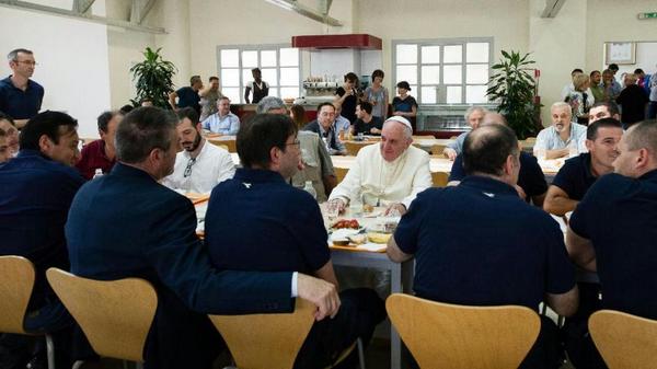 WBandra's tweet photo. Pope Francis has lunch with the workers in the Vatican canteen
How many of our priests would do the same http://t.co/NEDhSXOUFq