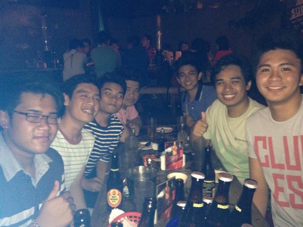 ombinageoffrey's tweet photo. With my friends. 😊🍺🍻 @PapaVerg @paolotuico_ @ArwinTalosig #Jade #Rebong #Mel http://t.co/3HsHJ3vwYj