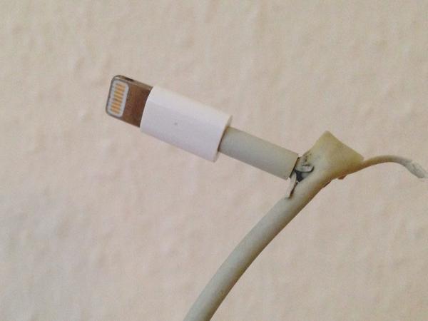 Es ist erstaunlich, aber das Kabel funktioniert sogar noch. #lightning