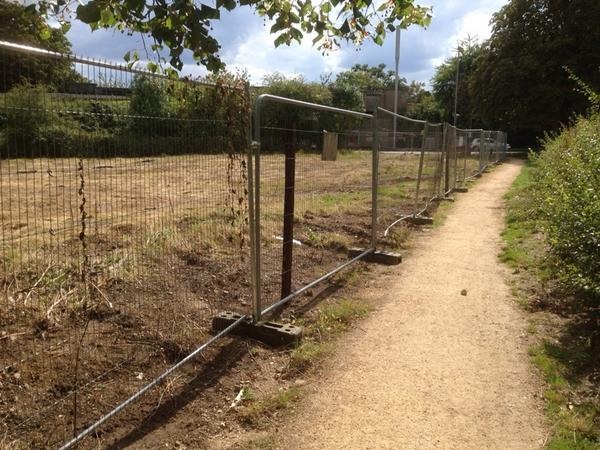 IntSales_AM's tweet image. I&apos;ll give you two guesses who tried a short cut just before Worcs Park station and got caught in this!?  #fail