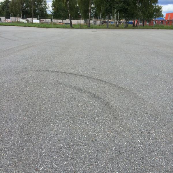 RGTUblogg's tweet photo. Däckskrik på terminalen när @HorvatAlenka kör truck. Bevisen kvar på asfalten. #RGTU #nukörvi http://t.co/L9QbVlXS1A