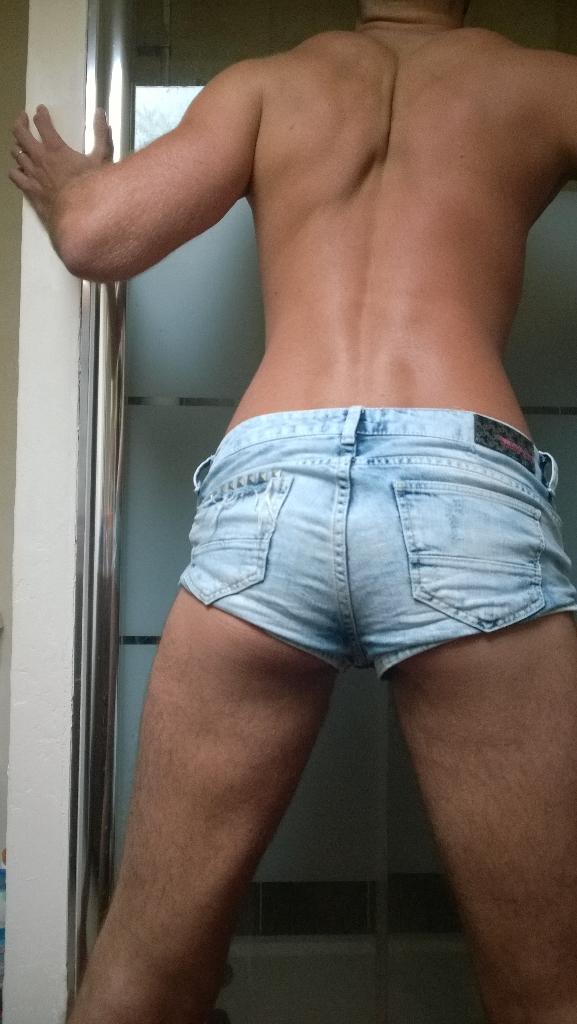 mean_james's tweet photo. Ca vous plait ? Je suis dispo#exhib #gay #gayfrance http://t.co/HWVR43cUhF