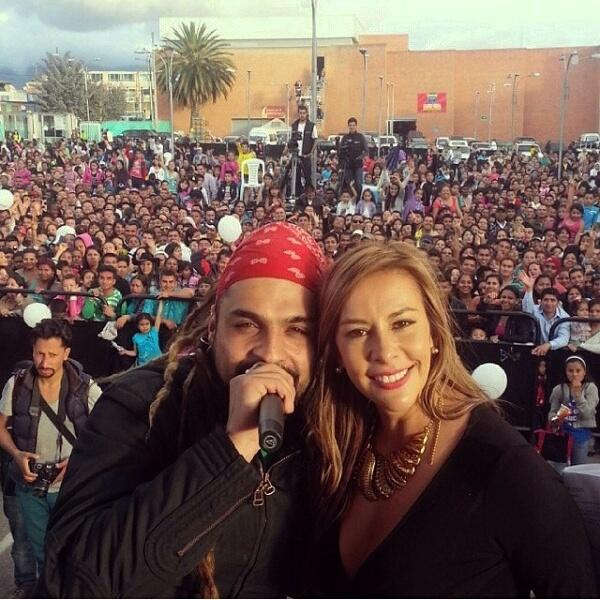 switch_oficial's tweet photo. Cada vez somos mas.... y mas.... el #powetuitero y #switchero al lado de la primera dama @ALEXALOPEZA y @_robertman http://t.co/t4K3iFlpdQ